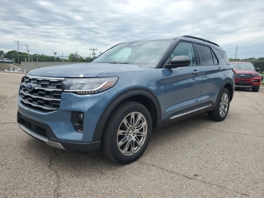 Used 2025 Vapor Blue Ford Active image 1