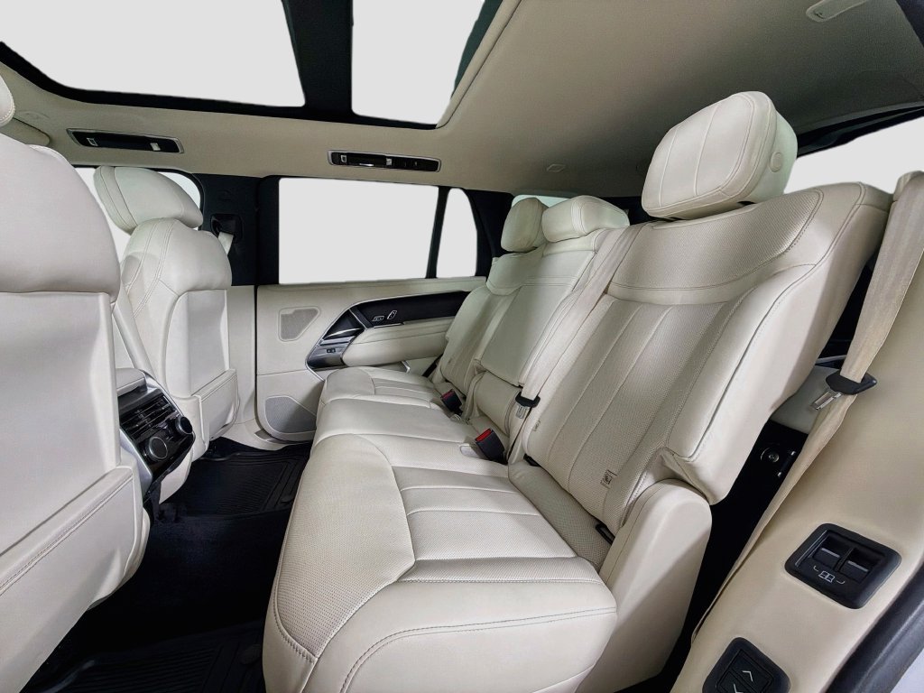 Used 2024 White Land Rover SE image 26