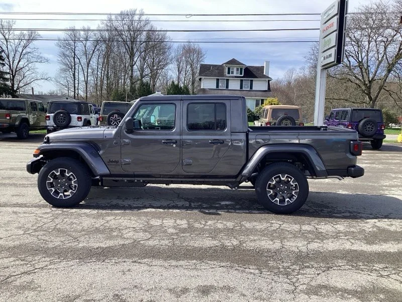 New 2026 Granite Crystal Metallic Clear-Coat Exterior Paint Jeep Sahara image 4