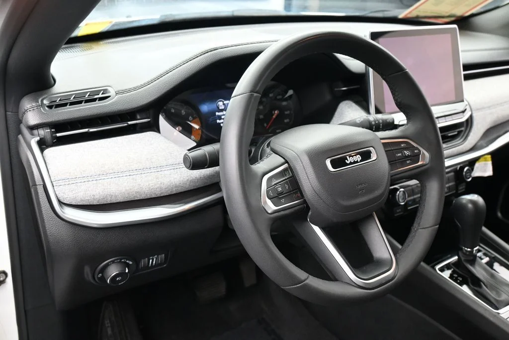 Used 2023 Bright White Clearcoat Jeep Latitude image 14