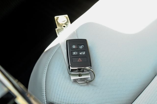 New 2026 Ostuni Pearl White Premium Metallic Land Rover Dynamic SE image 69