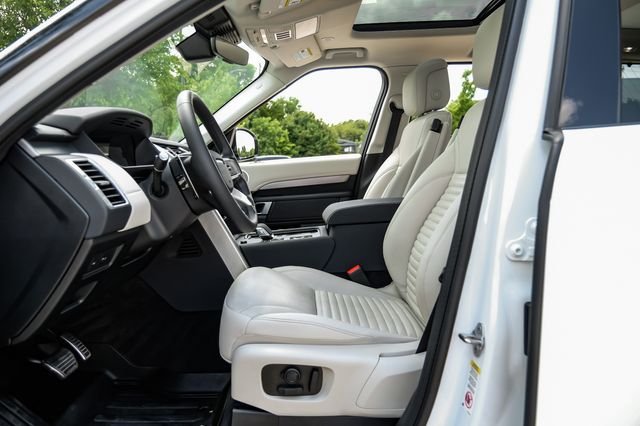 Used 2025 White Land Rover Dynamic SE image 3