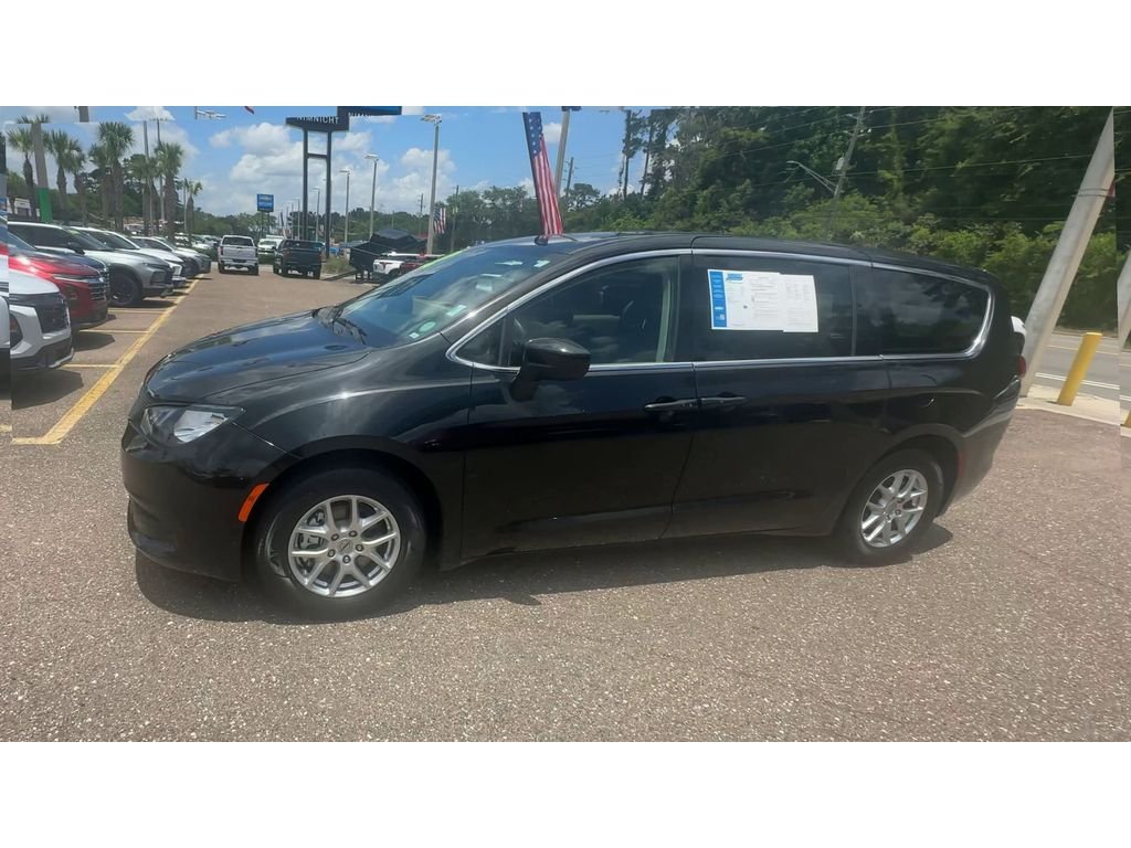 Used 2022 Black Chrysler LX image 6