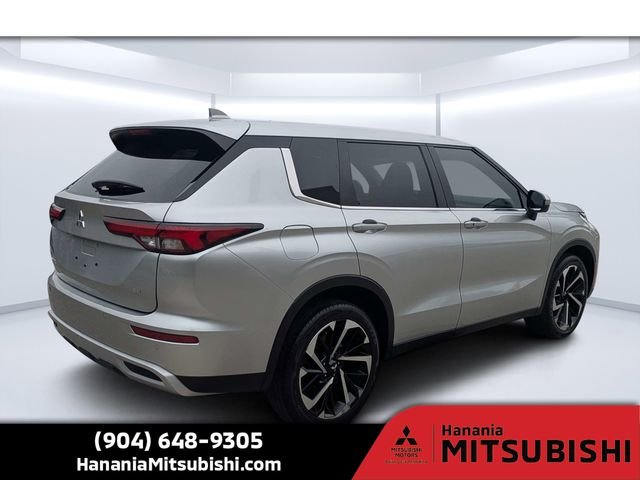 Used 2024 Silver Mitsubishi SE image 3