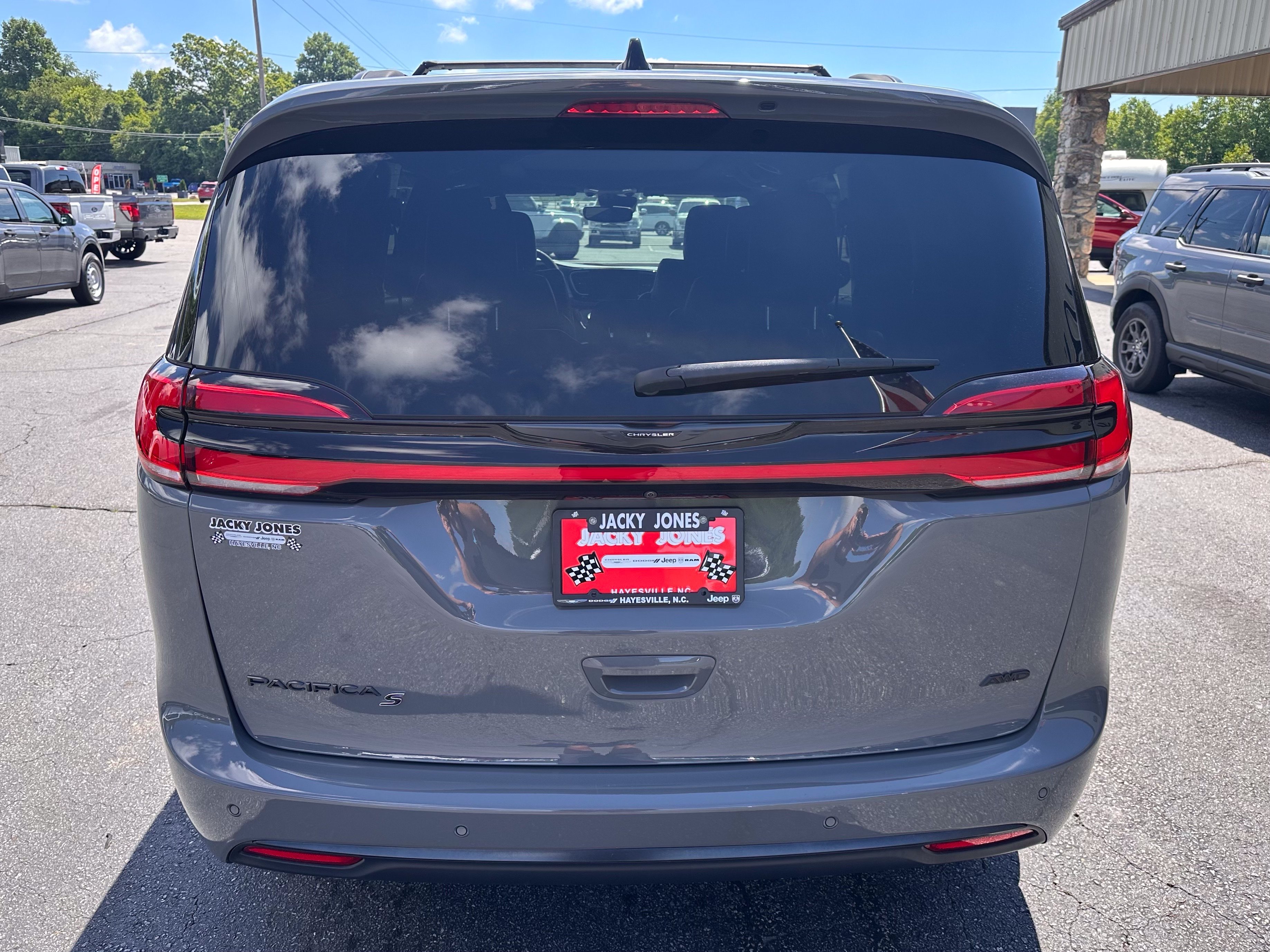 Certified Used 2023 Ceramic Gray Clearcoat Chrysler Touring L image 7
