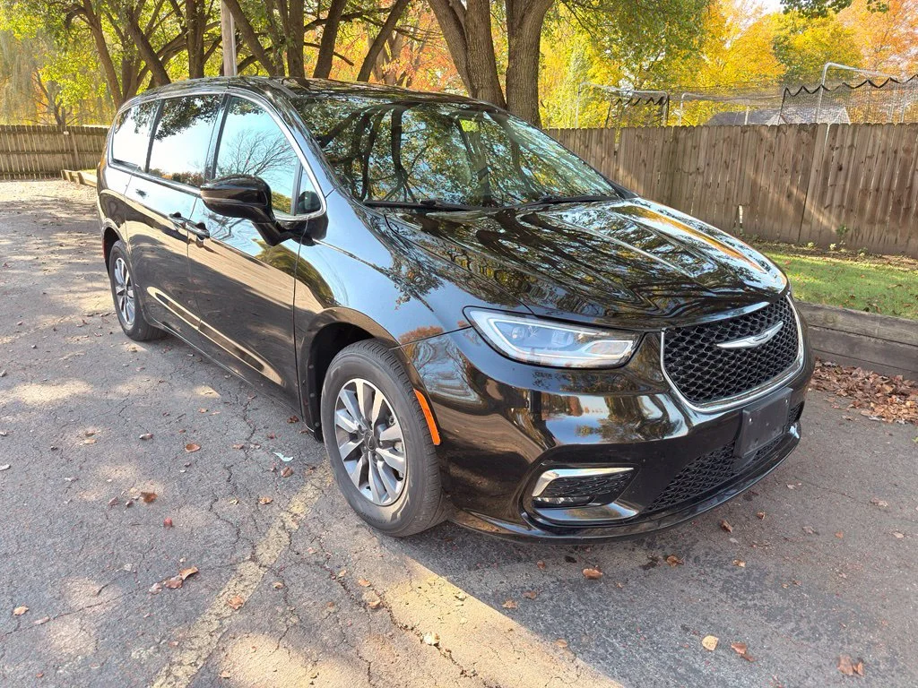 Used 2024 Black Chrysler Select image 2