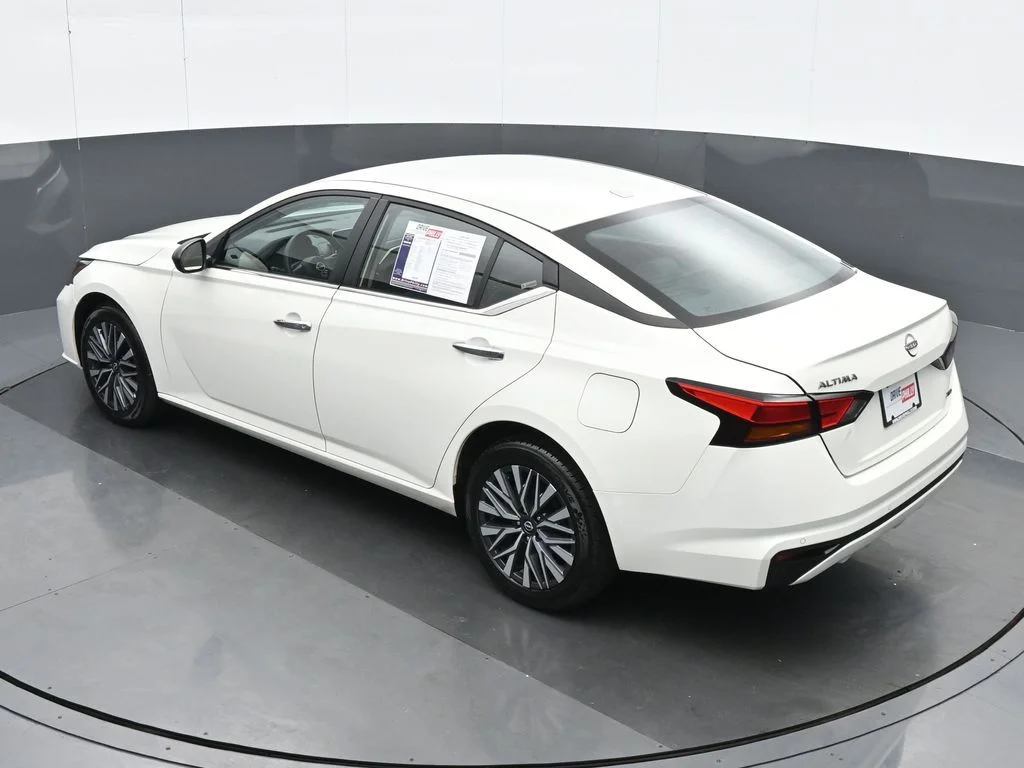 Used 2025 White Nissan 2.5 SV image 19