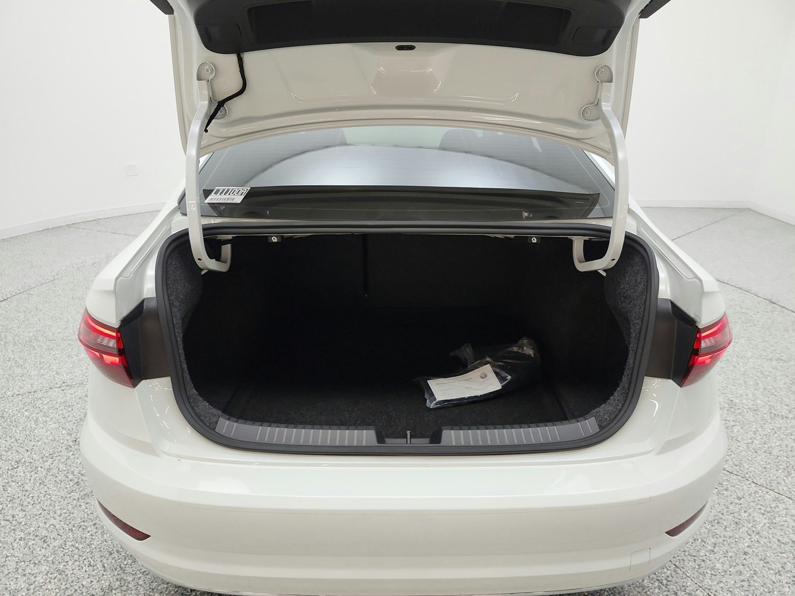 Used 2021 Pure White Volkswagen R-Line Auto image 18