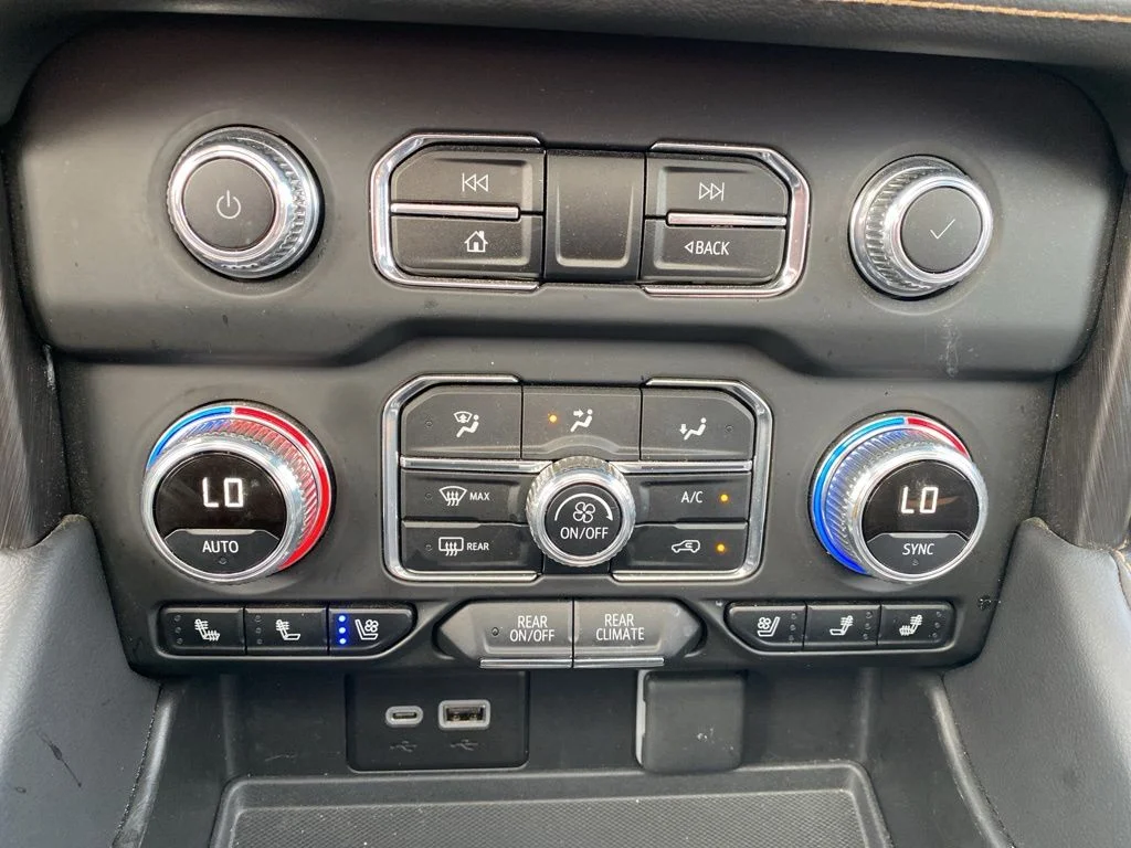 Used 2024 White GMC AT4 image 28