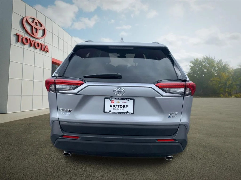 Used 2025 Silver Toyota XLE image 4