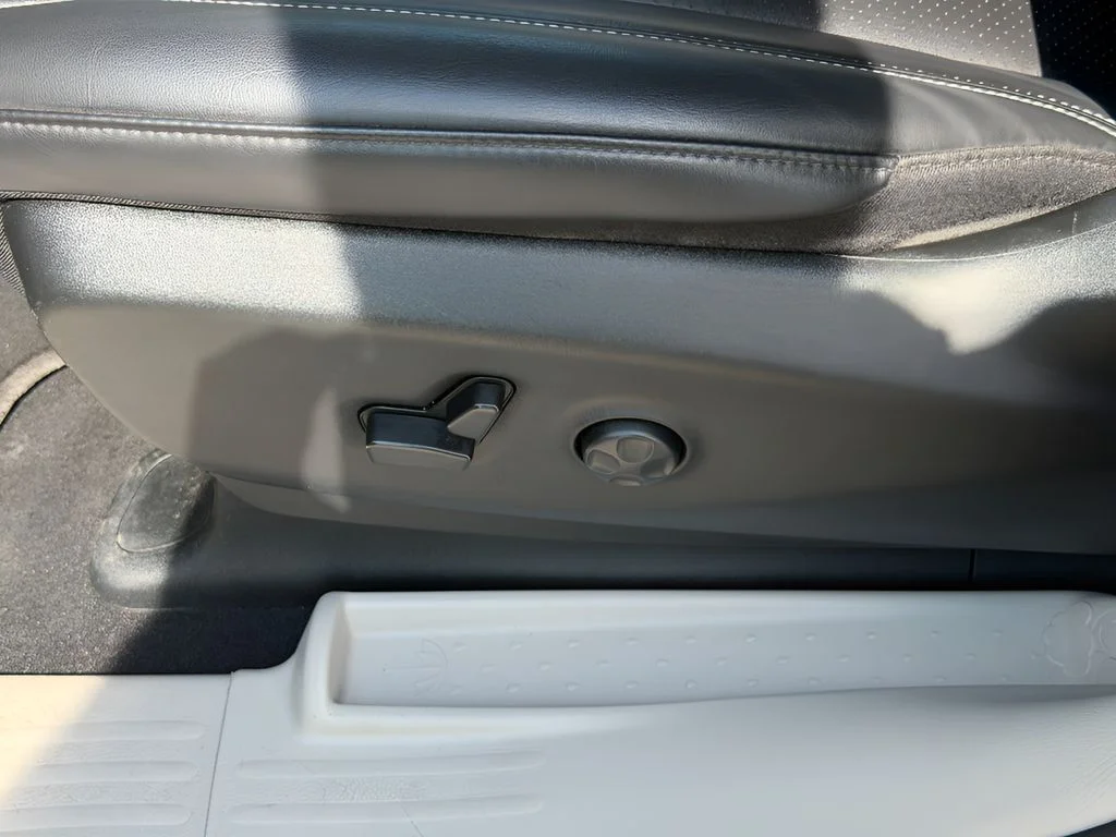 Used 2023 Bright White Clearcoat Chrysler Touring L image 19