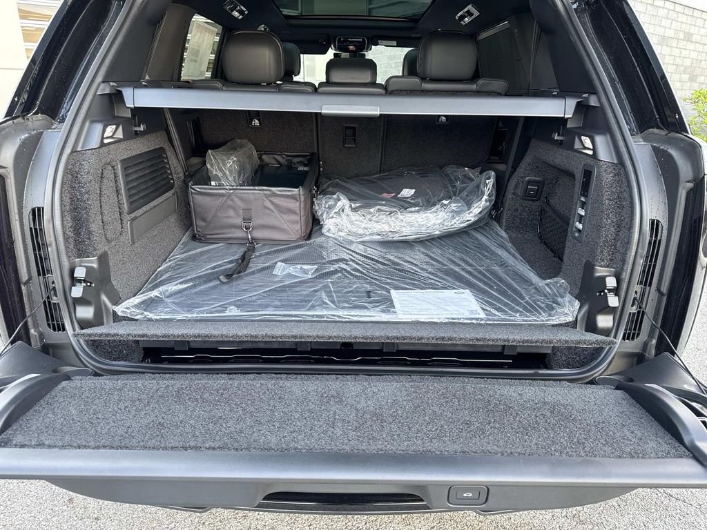 New 2026 Santorini Black Land Rover SE image 6