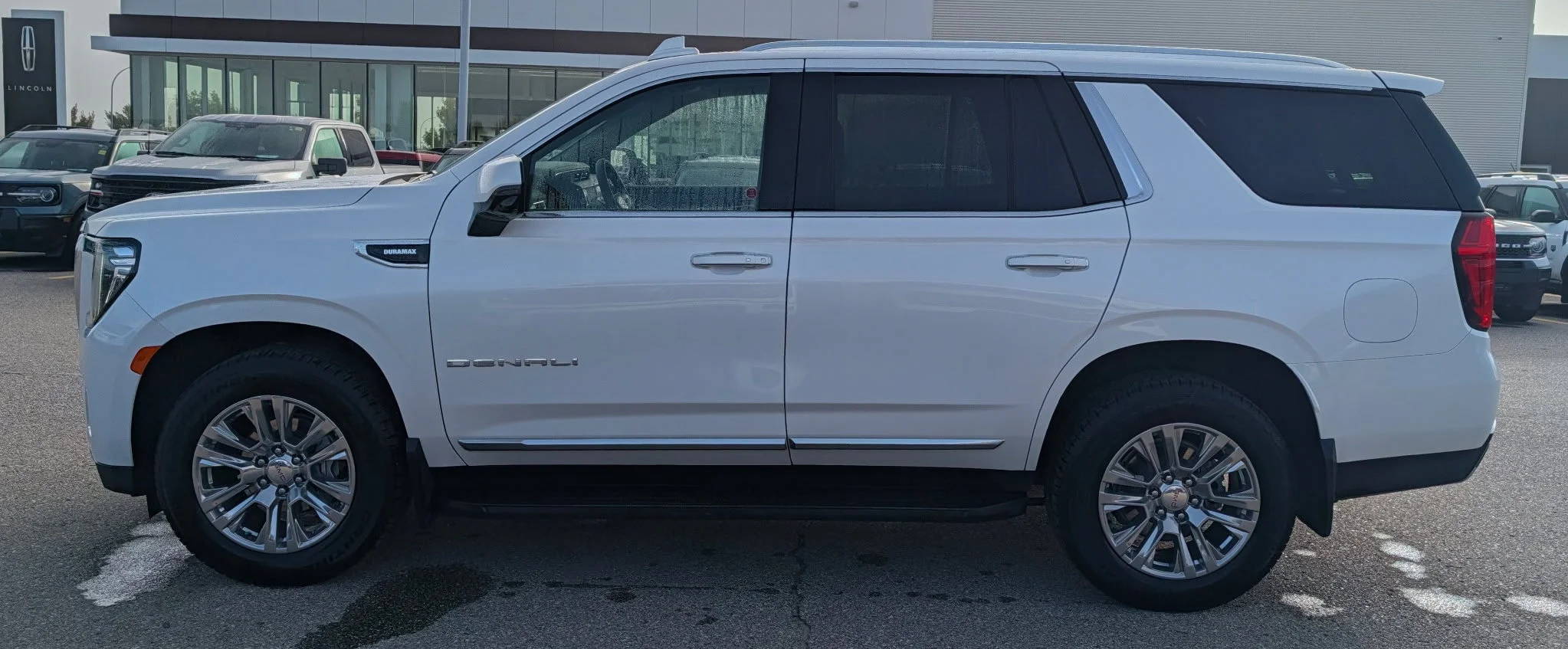 Used 2023 WHITE GMC DENALI 4WD DIESEL LOW KMS image 2