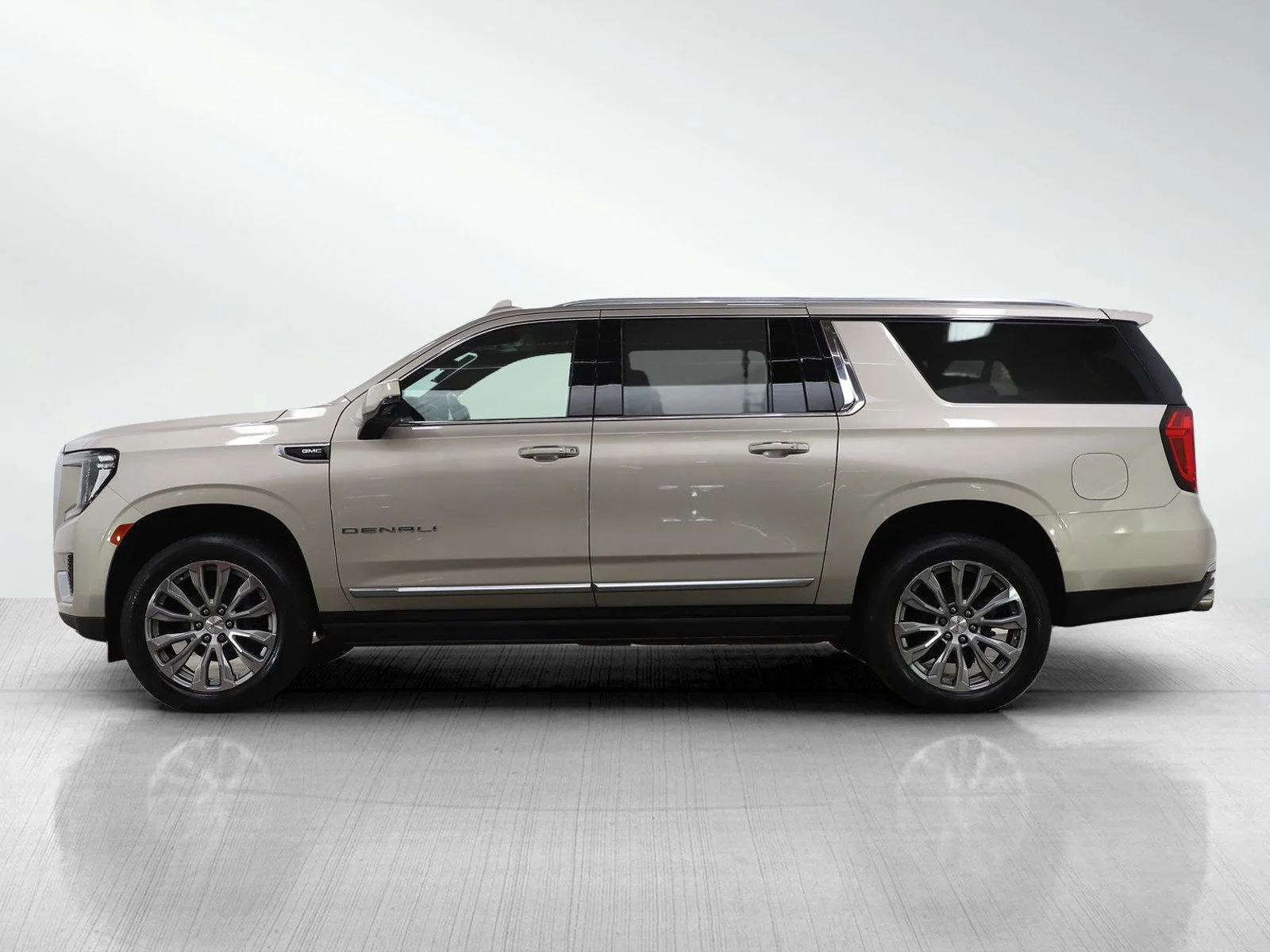 Used 2022 GMC Yukon XL Denali with VIN 1GKS2JKL2NR130577 for sale in Bloomington, Minnesota