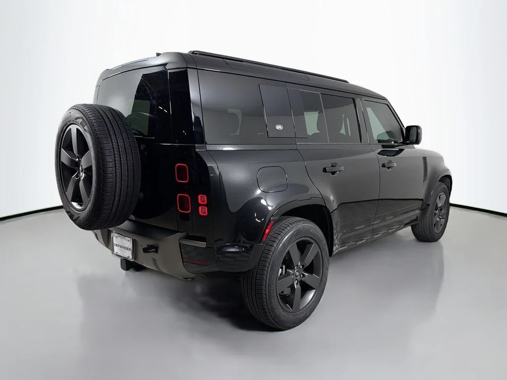 Used 2024 Black Land Rover X-Dynamic SE image 5