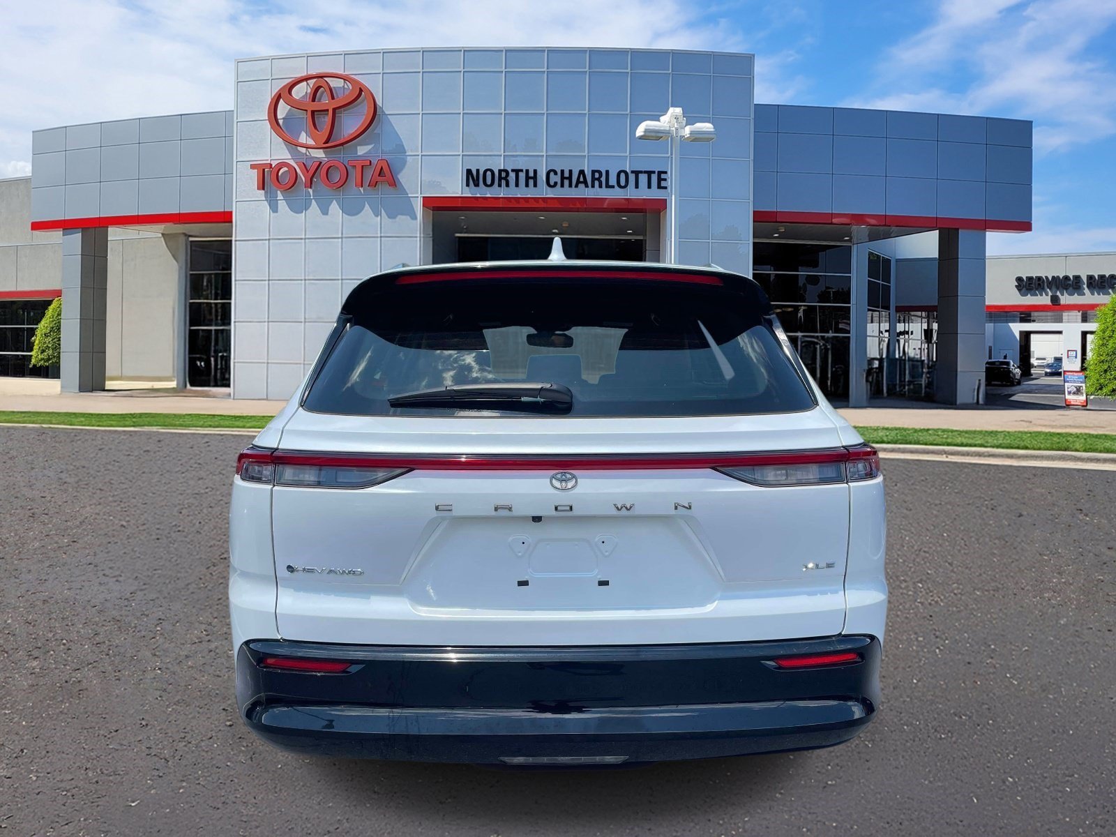 Used 2025 Oxygen White Toyota XLE image 5