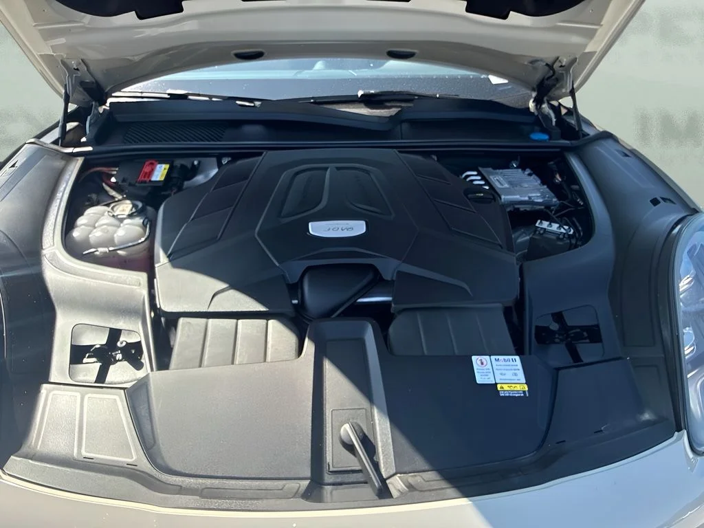 Used 2022  Porsche Base image 32
