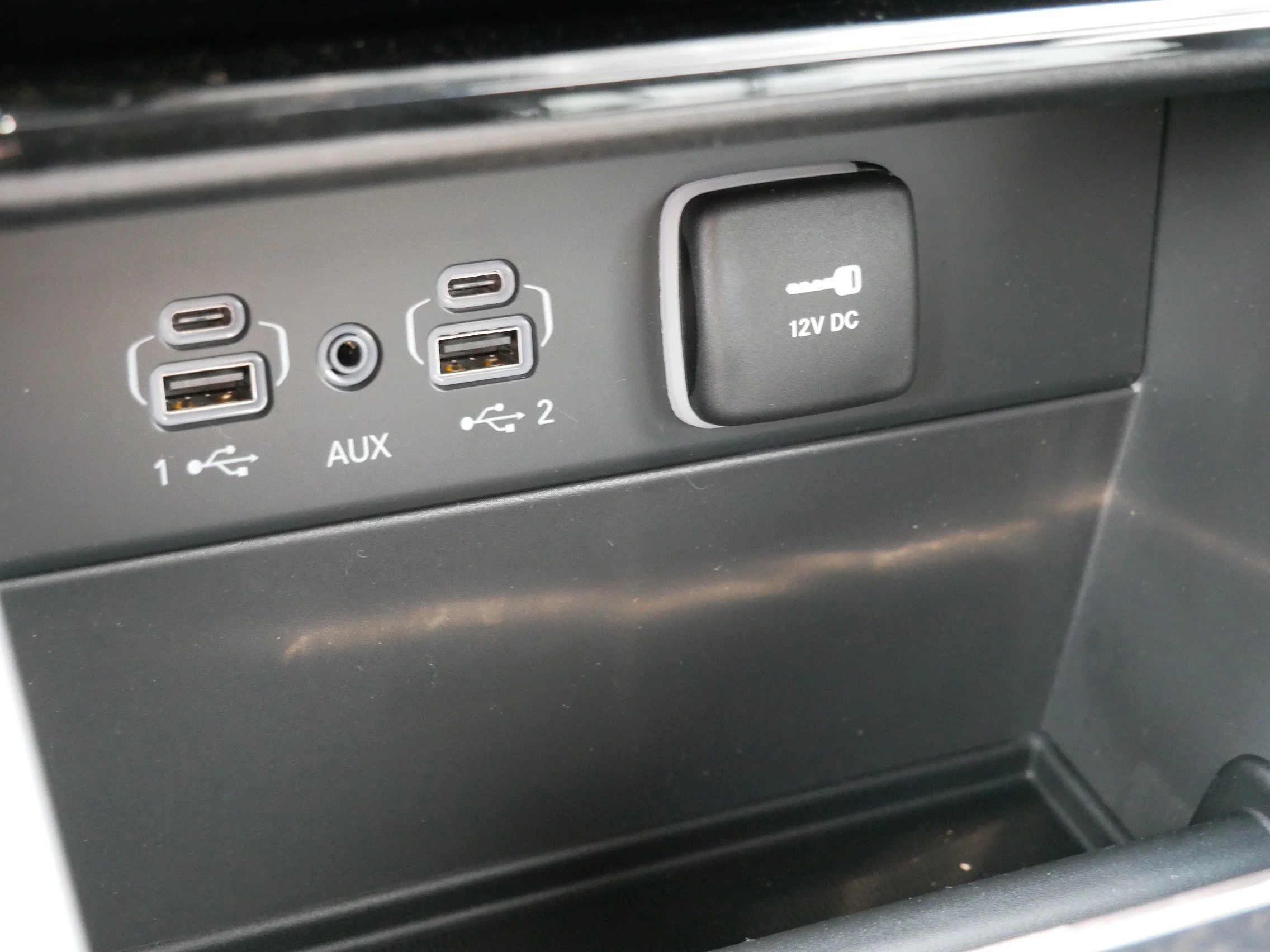 New 2026 Diamond Black Crystal Pearlcoat Jeep Limited image 15