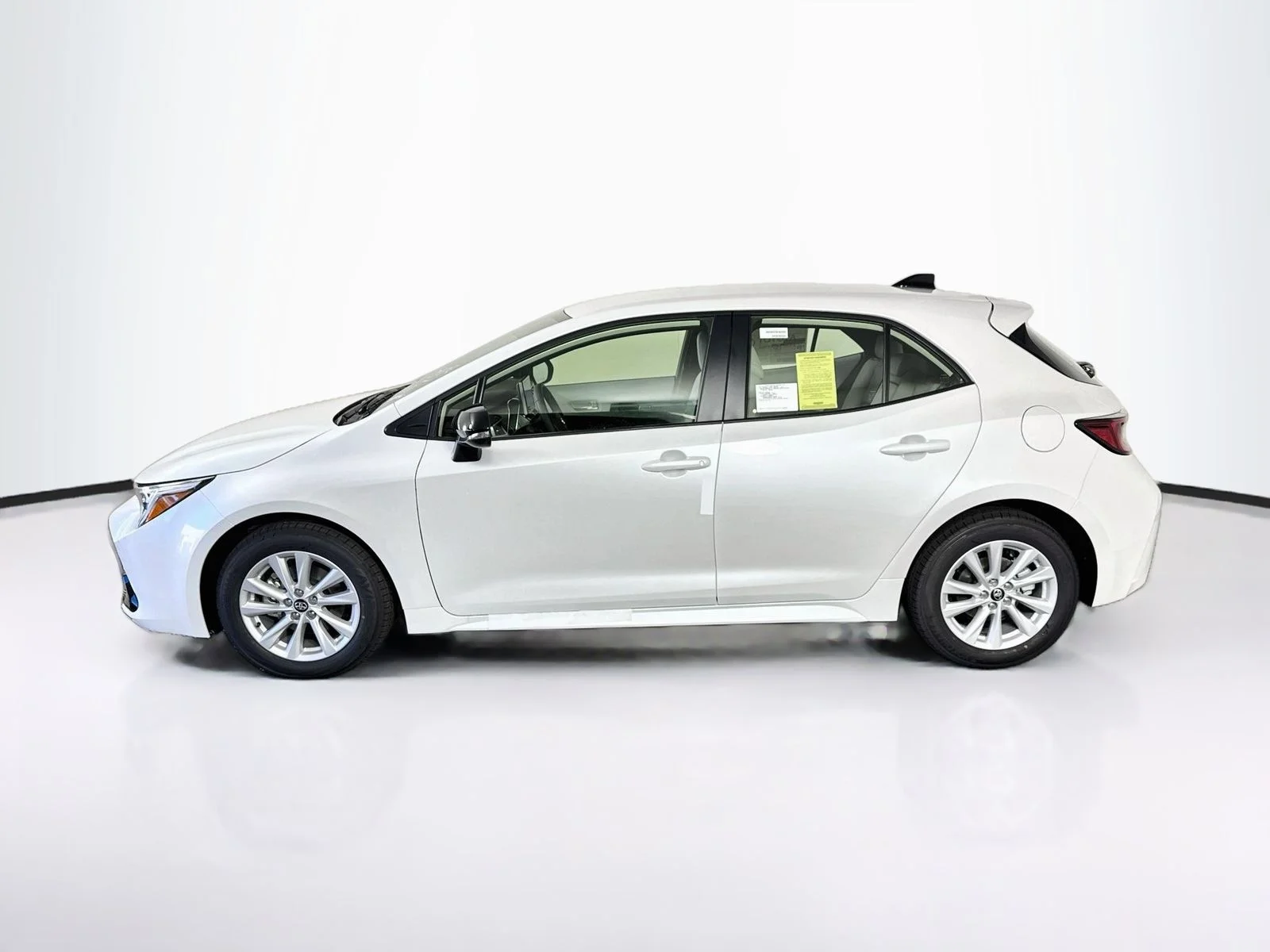 New 2027 Wind Chill Pearl <sup>1</sup> Toyota  SE image 3