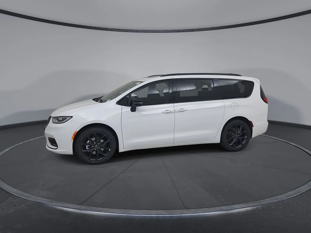 New 2026 Bright White Clear-Coat Exterior Paint Chrysler Limited image 8