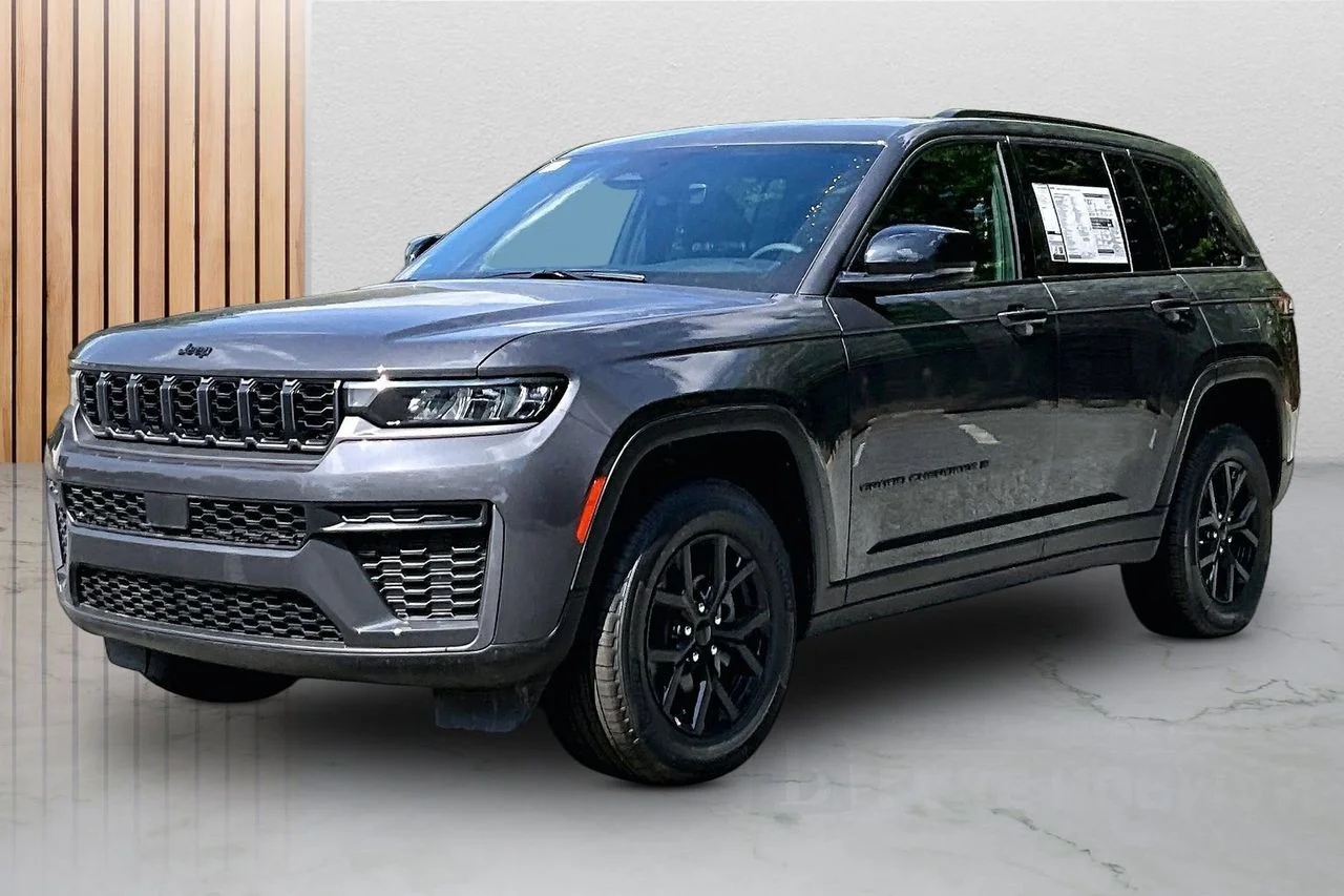 New 2026 Baltic Gray Metallic Clear-Coat Exterior Paint Jeep Altitude image 4