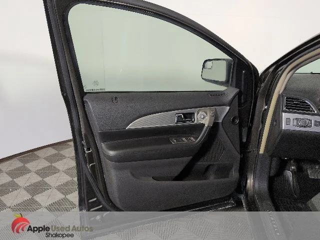 Used 2011  Lincoln Base image 13