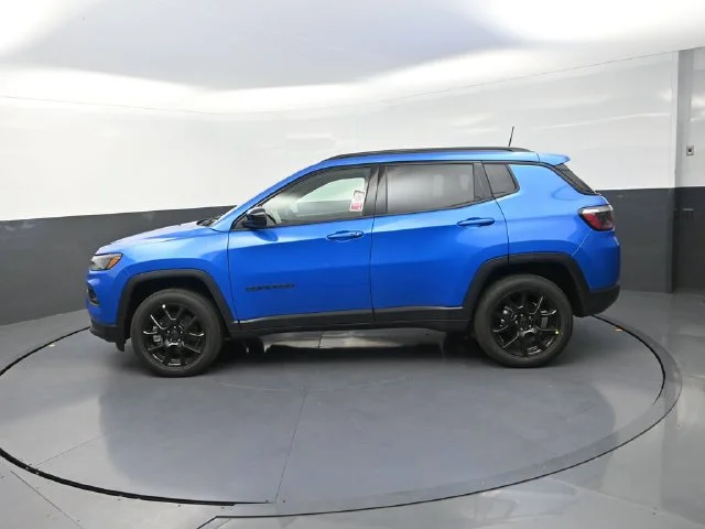 New 2026 Hydro Blue Pearl-Coat Exterior Paint Jeep Latitude image 5