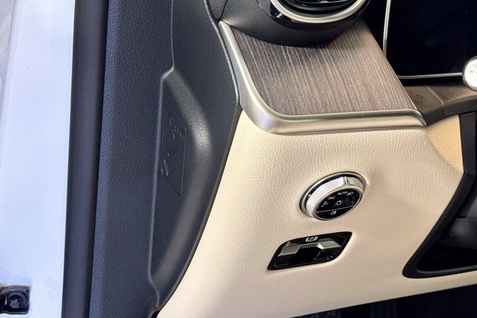 New 2026 Polar White Mercedes-Benz GLC 300 image 10