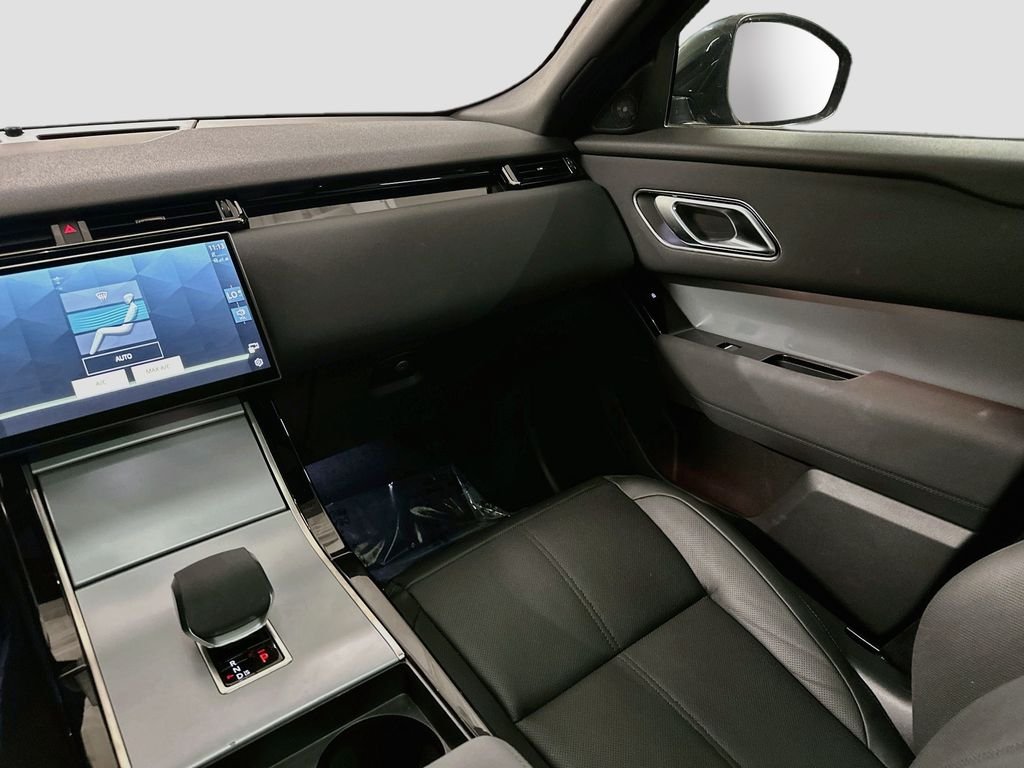 Used 2025  Land Rover S image 24