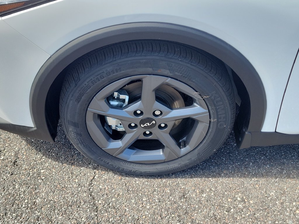 New 2026 Snow White Pearl Kia LXS image 34