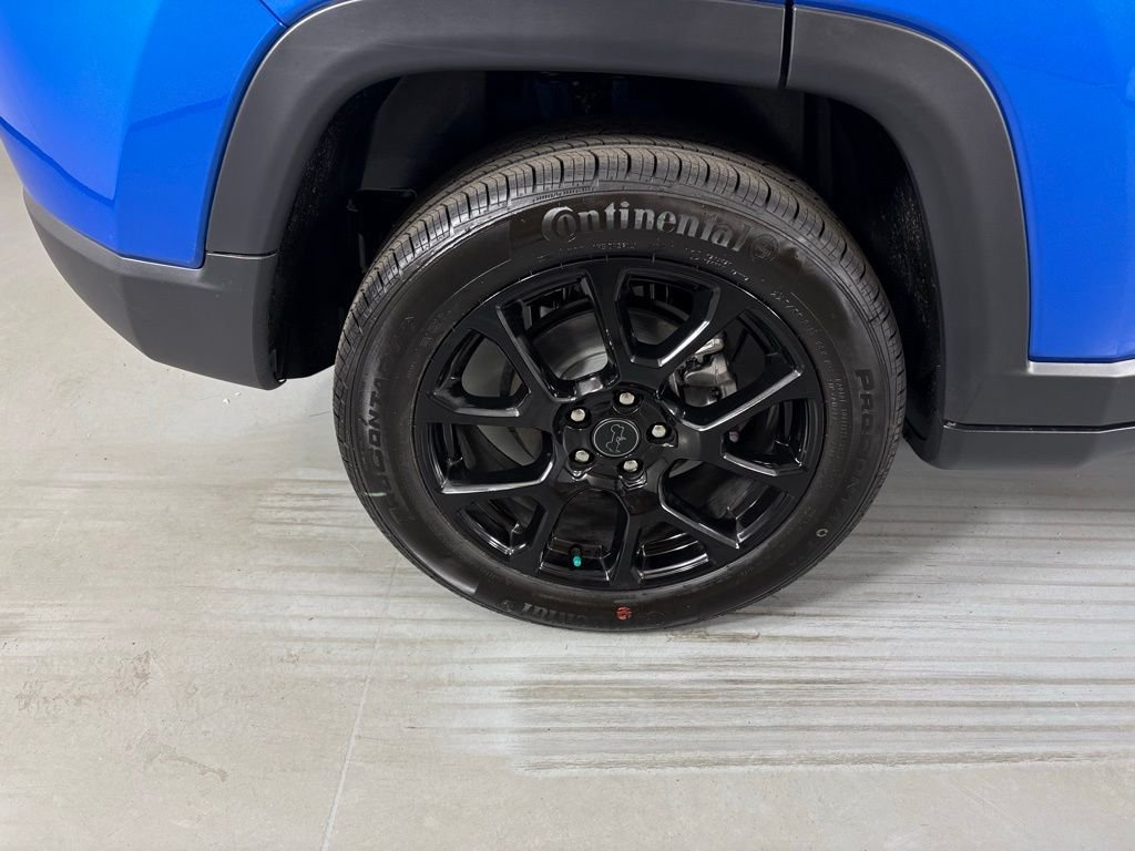 New 2026 Hydro Blue Pearl-Coat Exterior Paint Jeep Latitude image 11