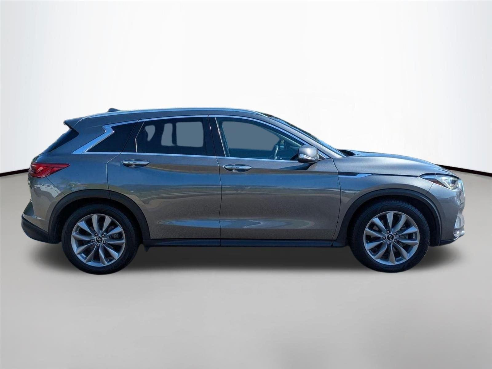 Used 2020  INFINITI  image 4