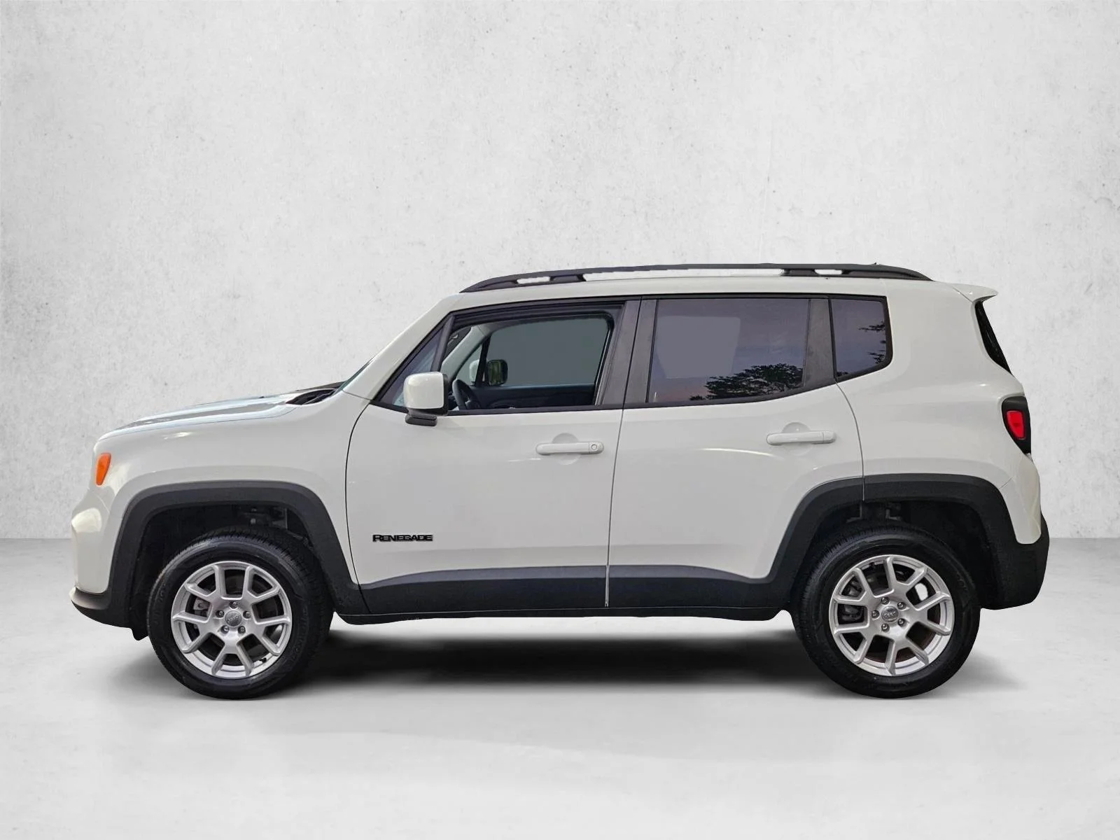 Used 2019 Alpine White Clearcoat Jeep Latitude image 9