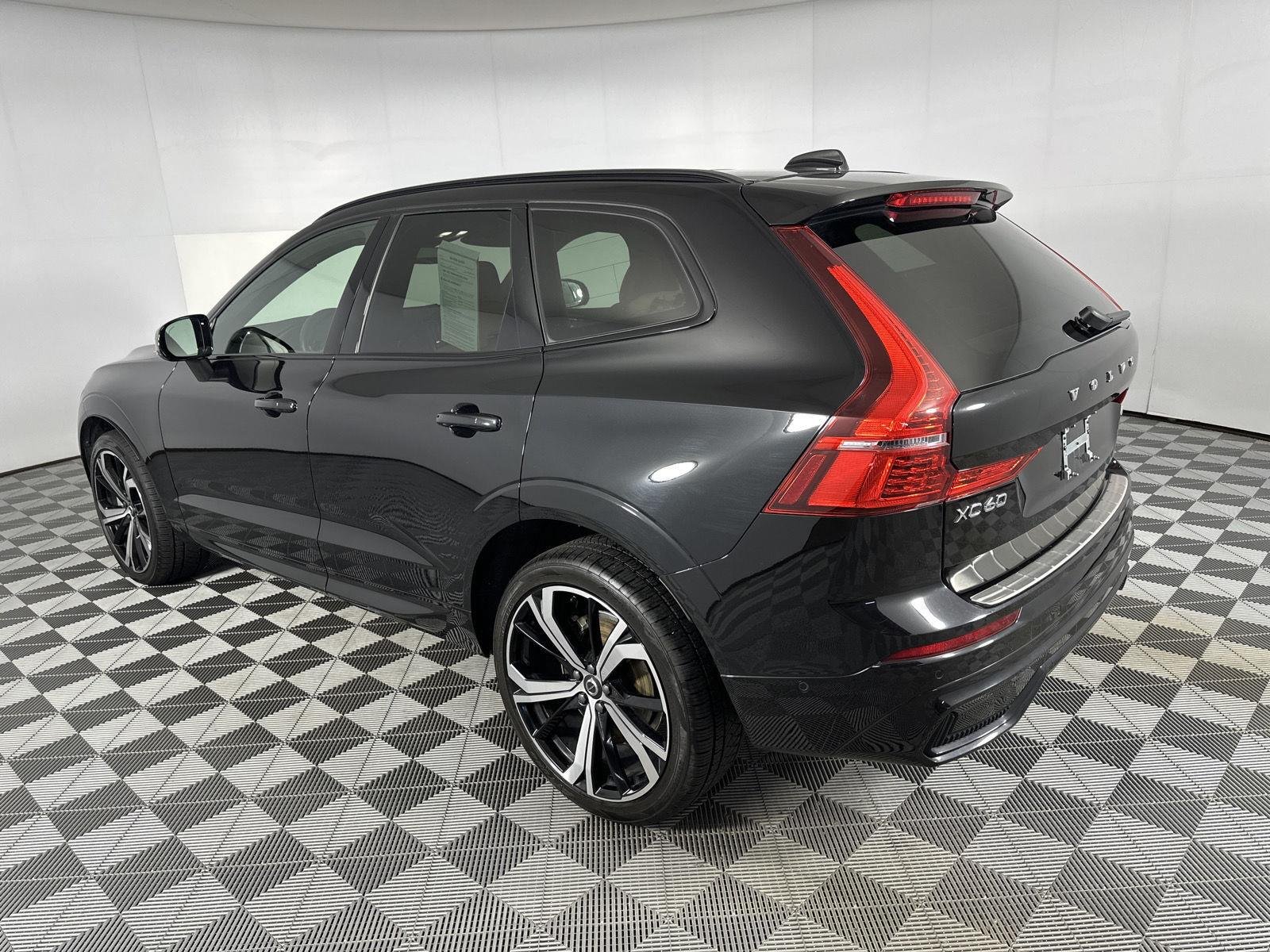 Used 2023 Onyx Black Metallic Volvo Ultimate Dark Theme image 25