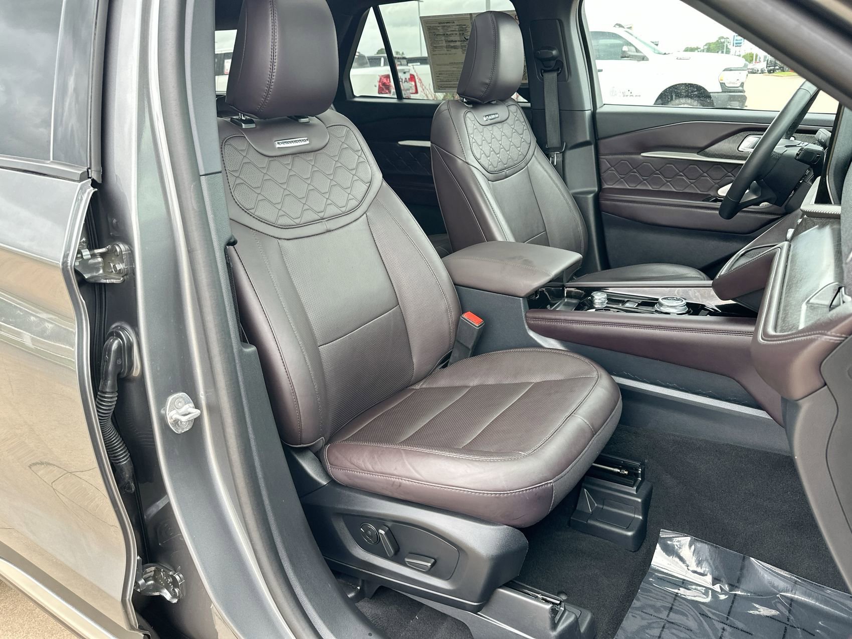 Used 2025 Gray Metallic Ford Platinum image 27