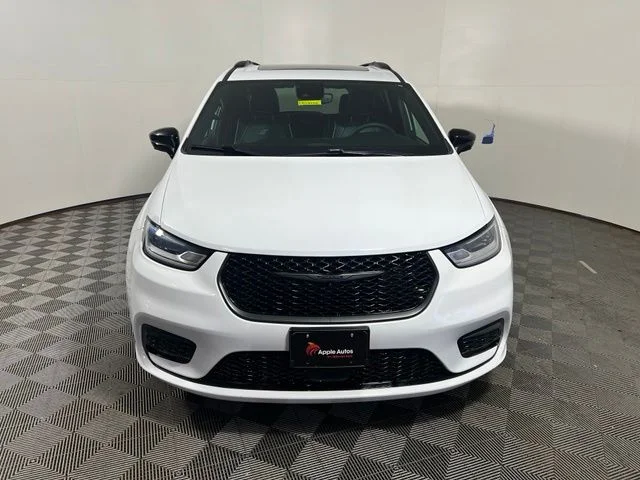Used 2023 Chrysler Pacifica Limited with VIN 2C4RC1GG8PR501287 for sale in Shakopee, Minnesota