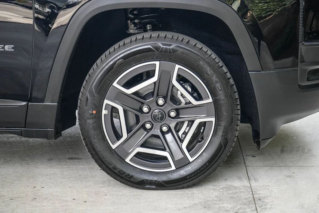 New 2026 Diamond Black Crystal Pearlcoat Jeep Laredo image 11