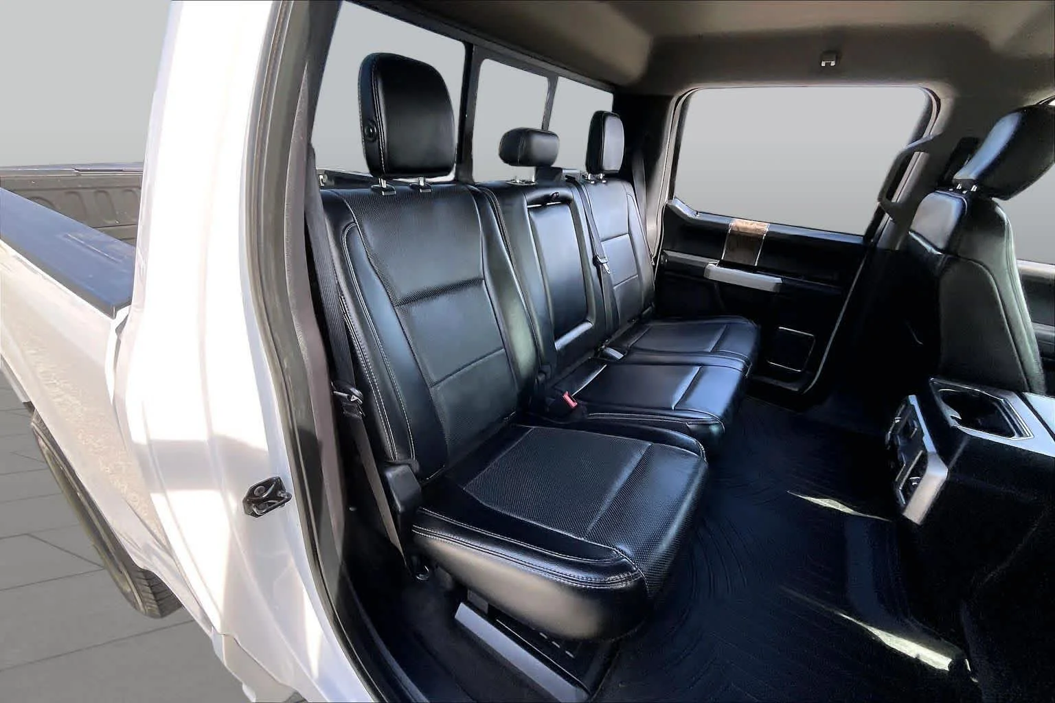 Used 2018 White Platinum Metallic Tri-Coat Ford LARIAT image 19