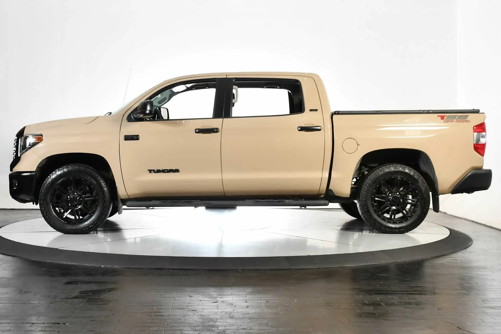 Used 2018 Quicksand Toyota SR5 image 2