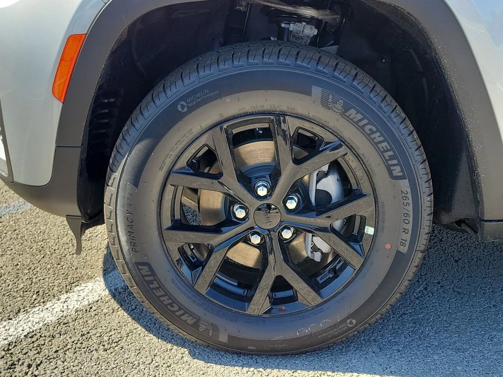 New 2026 Silver Zynith Exterior Paint Jeep Altitude image 21