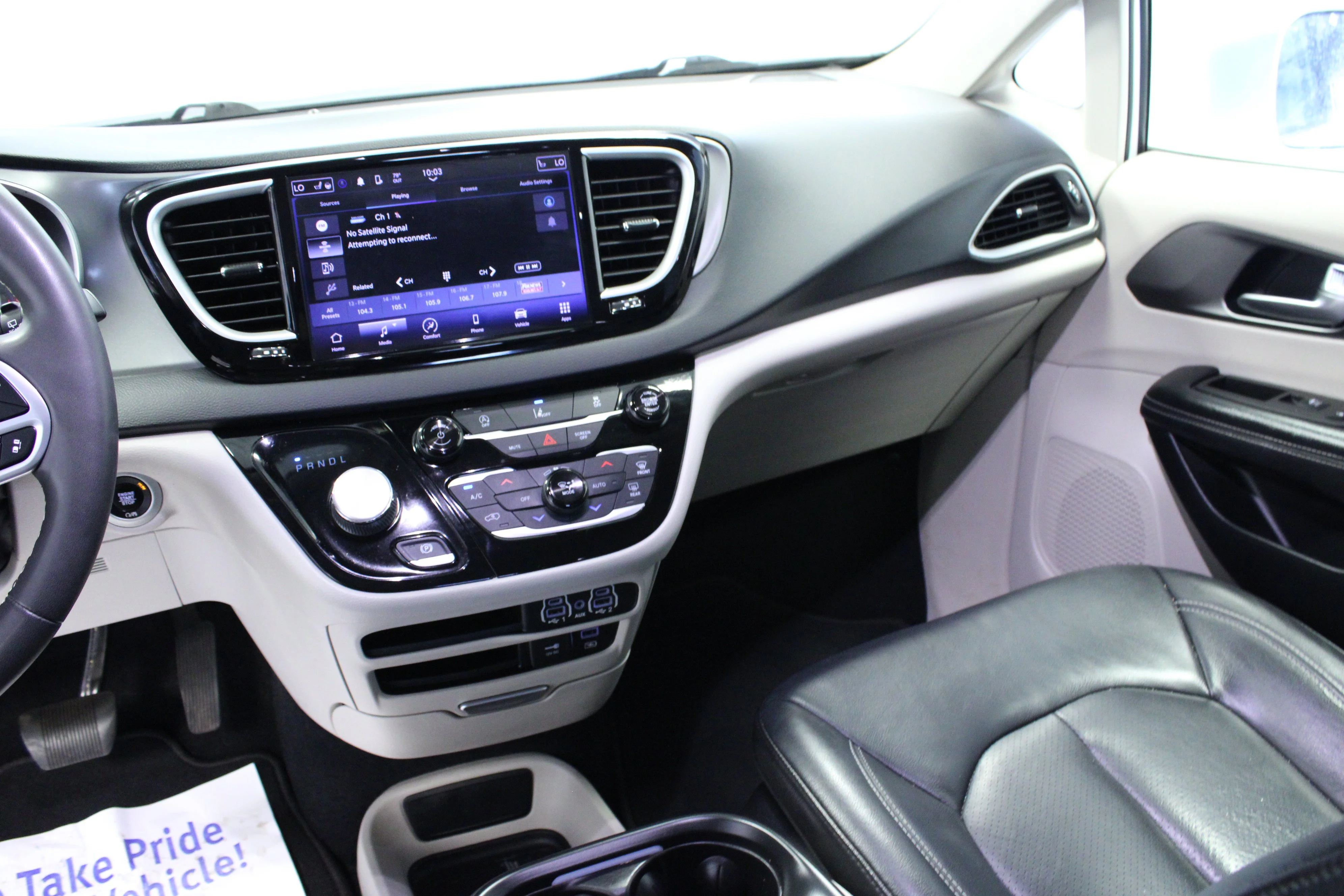 Used 2022 Bright White Clearcoat Chrysler Touring L image 20
