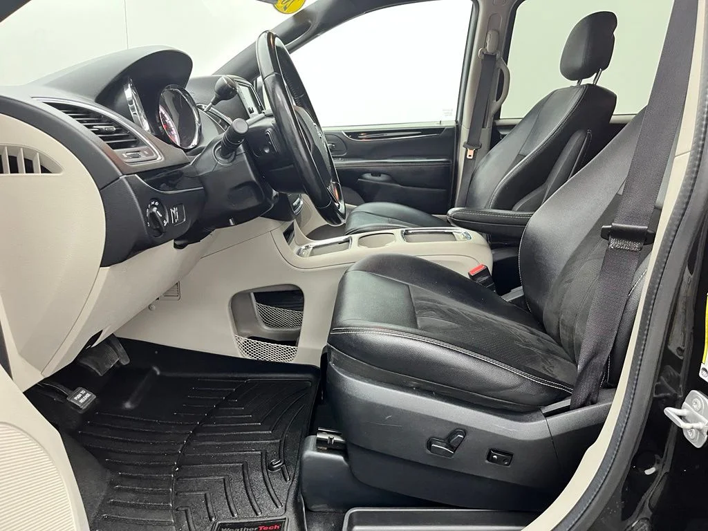 Used 2019 Black Dodge SXT image 18