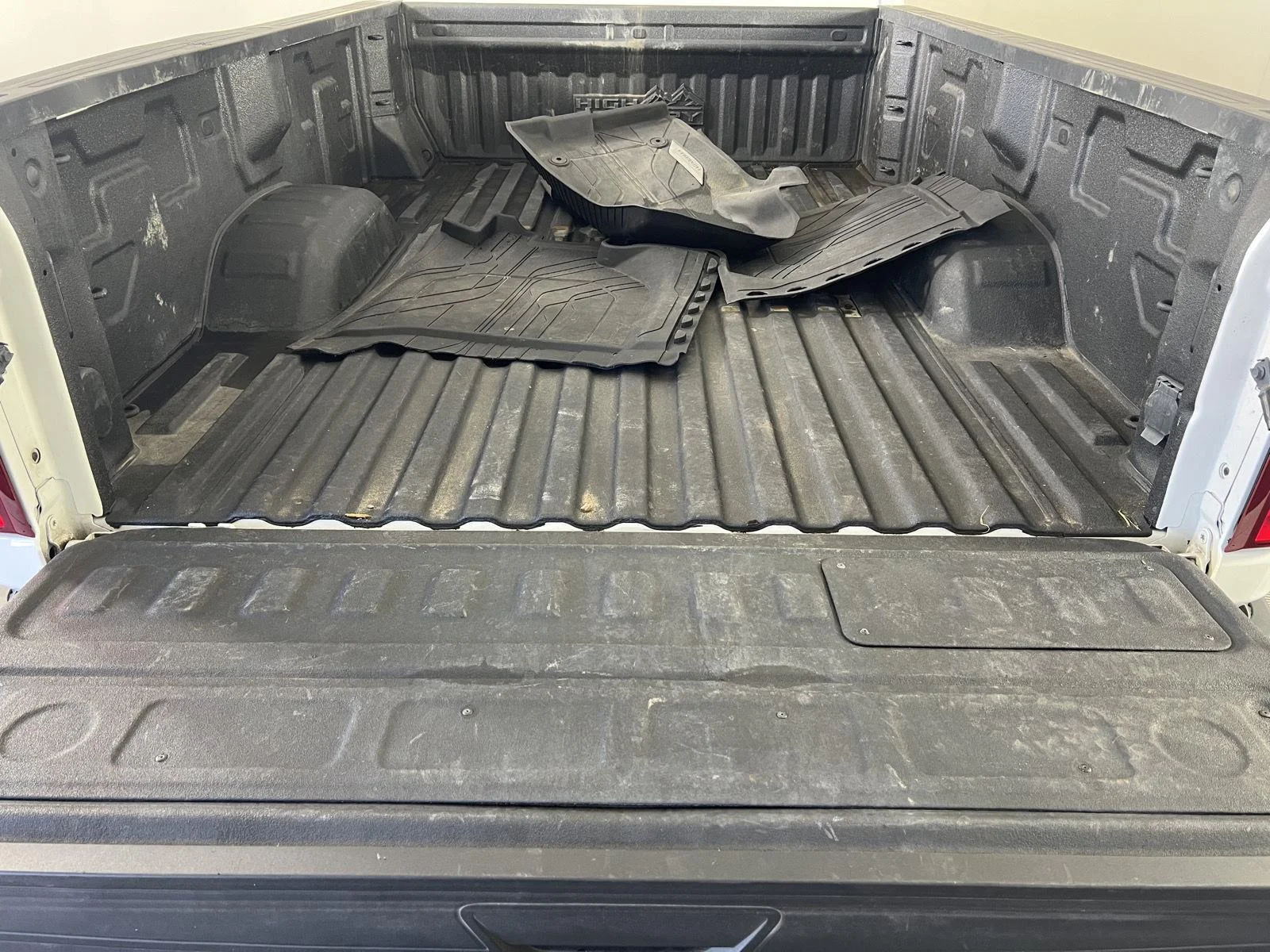 Used 2022 SUMMIT WHITE Chevrolet High Country image 24