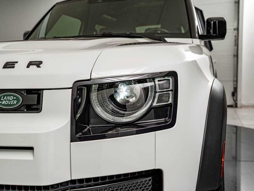 Used 2023 White Land Rover X-Dynamic SE image 13