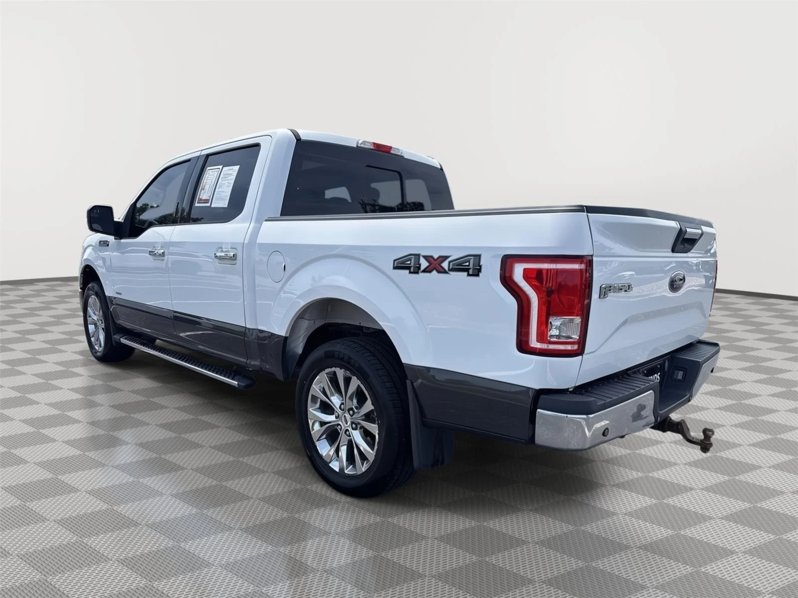 Used 2016 Oxford White/Magnetic Metallic Ford XLT image 11
