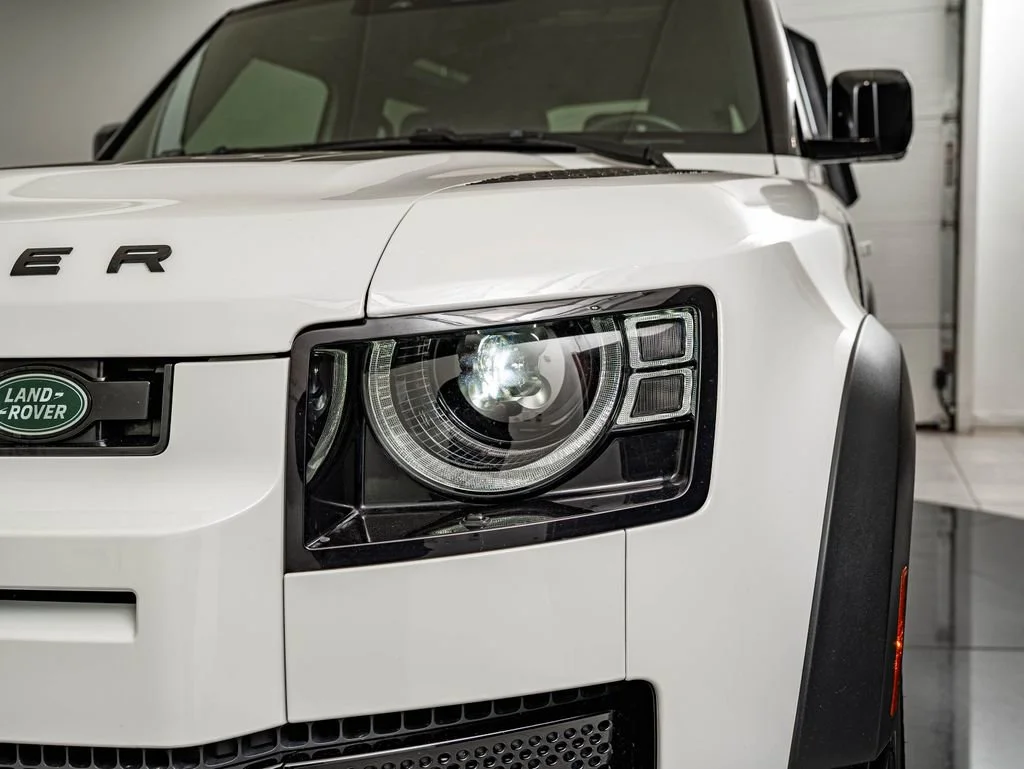 Used 2023 White Land Rover X-Dynamic SE image 13