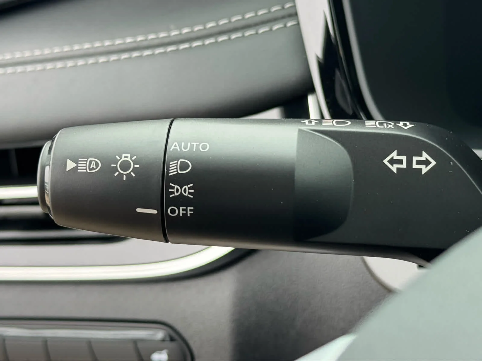 New 2027 RADIANT WHITE INFINITI Sport AWD image 13
