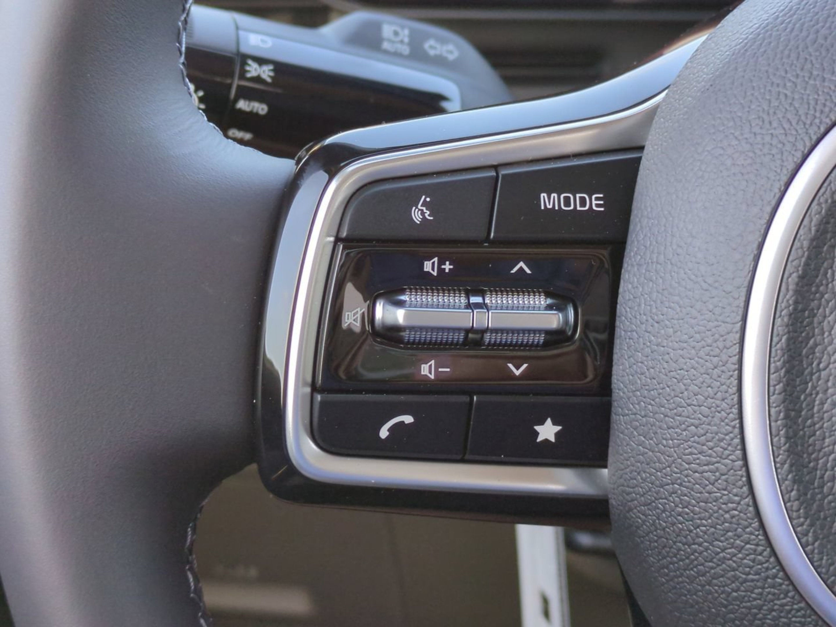 New 2026 Snow White Pearl Kia LXS image 25