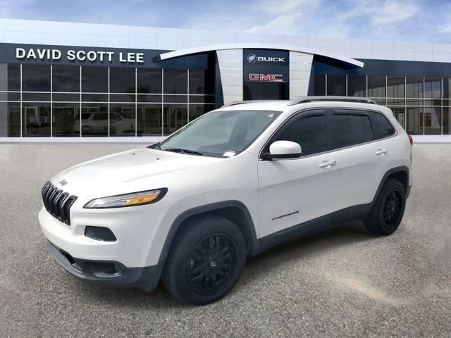 Used 2018 White Jeep Latitude Plus image 2