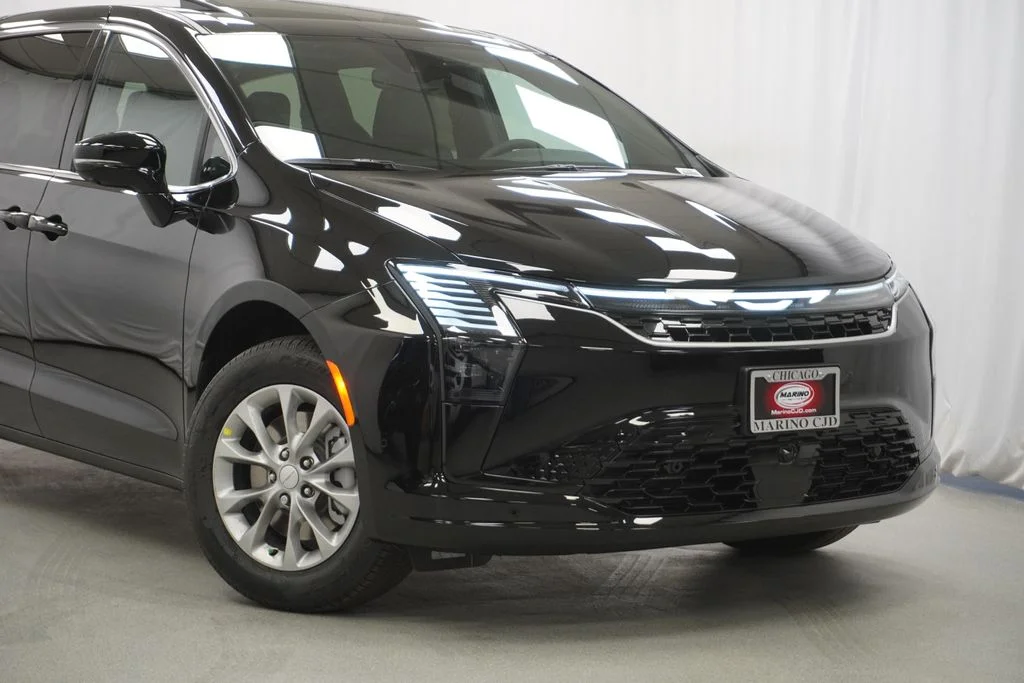 New 2027 Diamond Black Crystal Pearl-Coat Exterior Paint Chrysler Select image 3